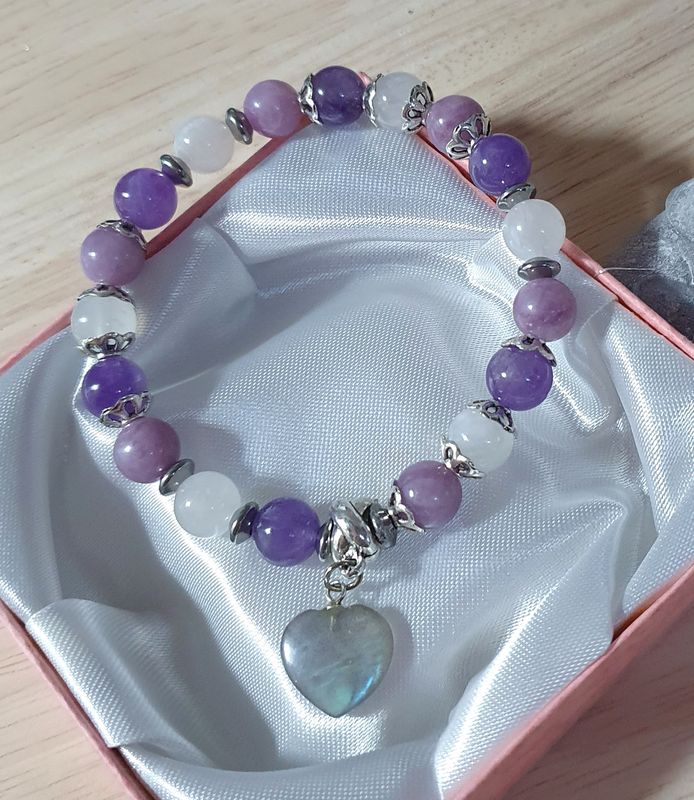 LÉPIDOLITE/AMÉTHYSTE/PIERRE DE LUNE 🌙 Bracelet extensible Taille 19cm (personnalisable) 🙏 STABILITÉ/ÉQUILIBRE/ANTI-STRESS Pendentif cœur ❤️ en Labradorite