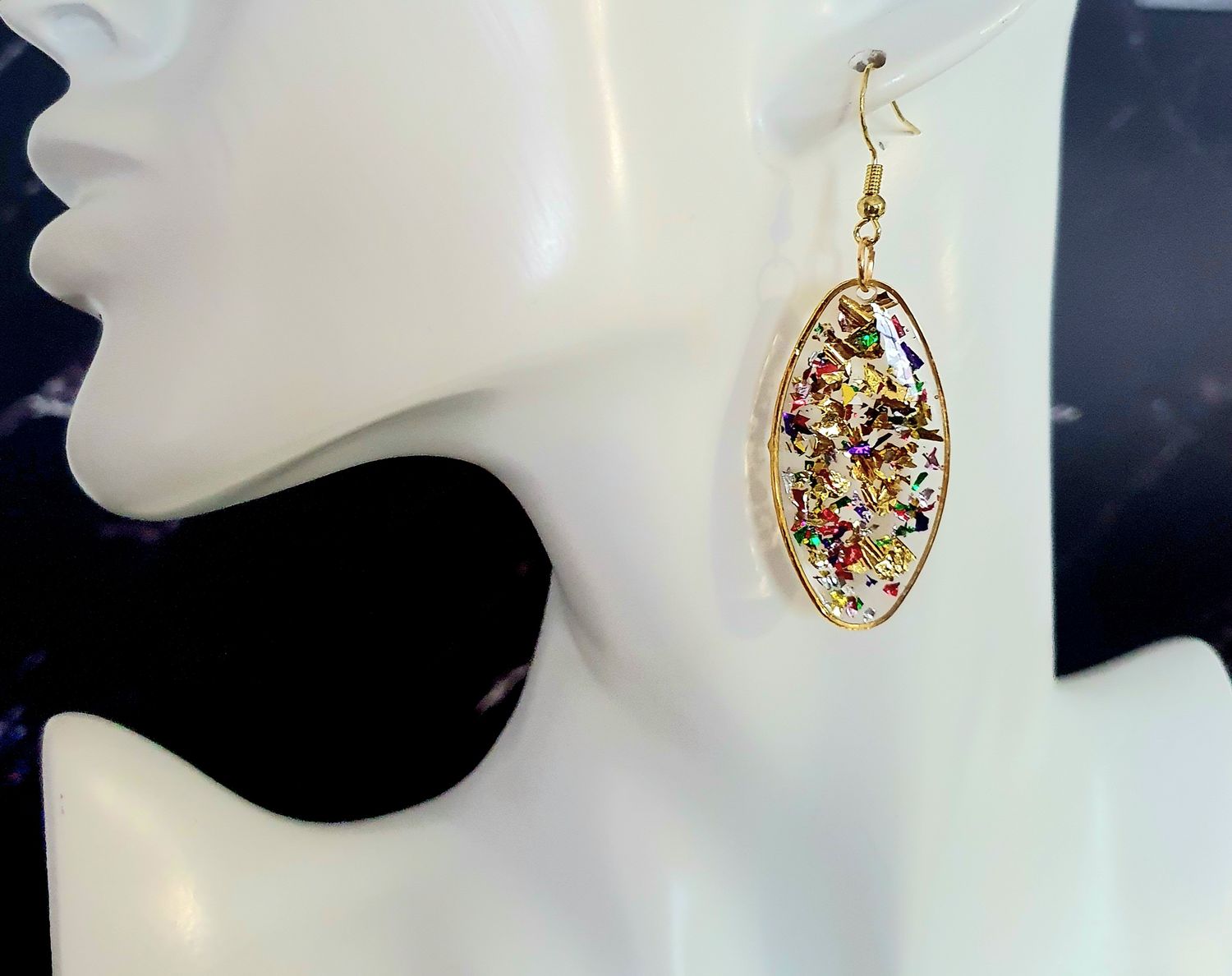 💜 Boucles d&#39;oreilles ovales. Résine transparente, paillettes multicolores et feuilles d&#39;or froissées. Création artisanale.