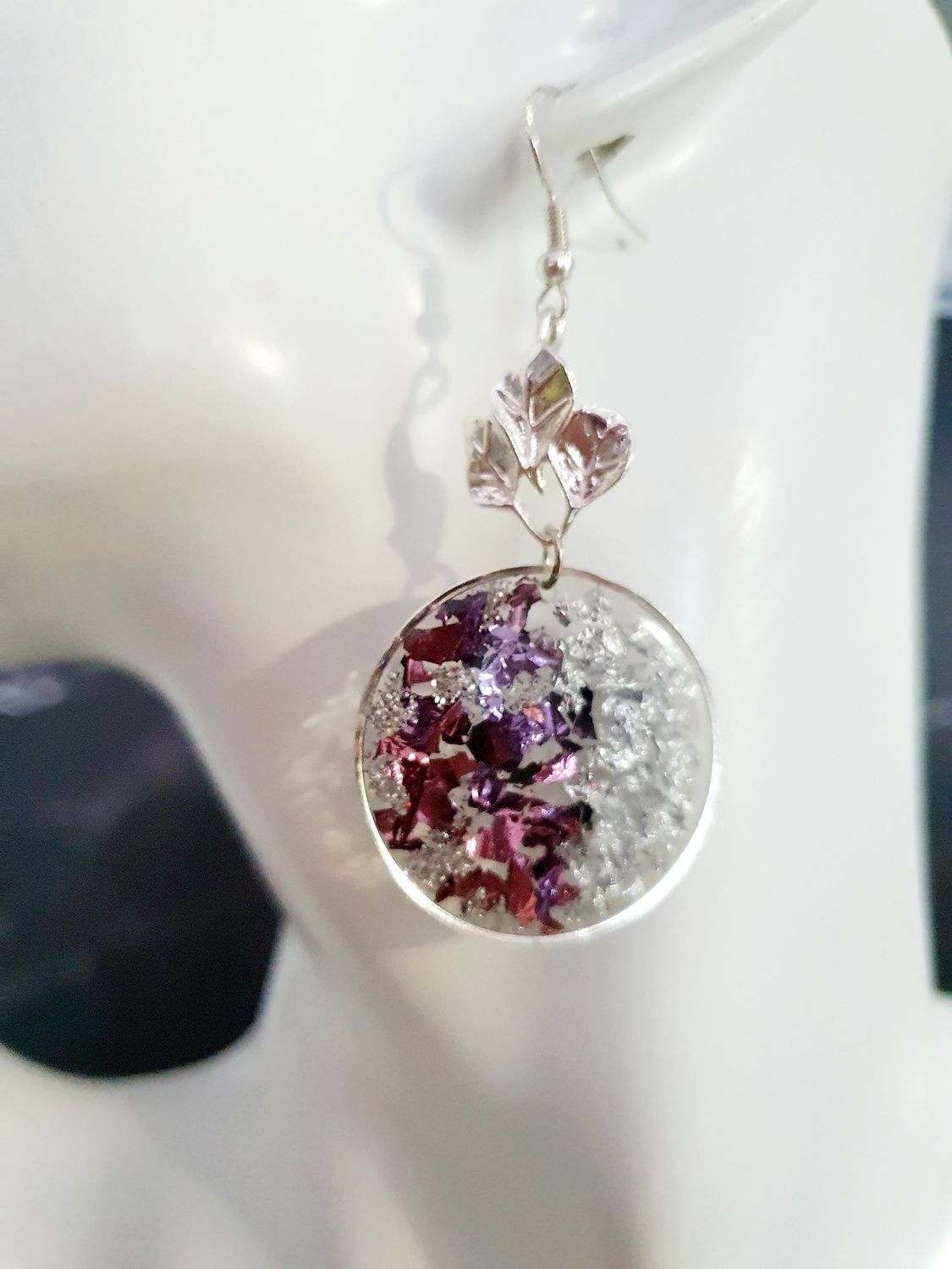 🍄🍁 COLLECTION AUTOMNE 🍁🍄 Boucles d&#39;oreilles Orchidées plaquées argent 925. Résine transparente, feuilles d&#39;argent et violettes froissées. Création artisanale. Exemplaire unique.