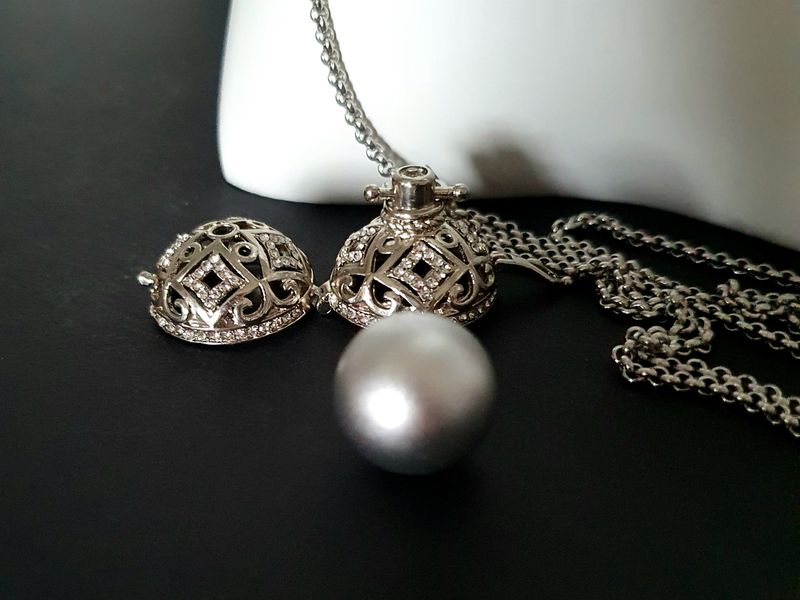 💝 Joli cadeau pour une future maman. Le Bola est un bijou qui repose sur son ventre et émet un joli son pour apaiser le bébé in utéro.  C&#39;est un véritable lien entre la maman et son bébé 🤗🥰