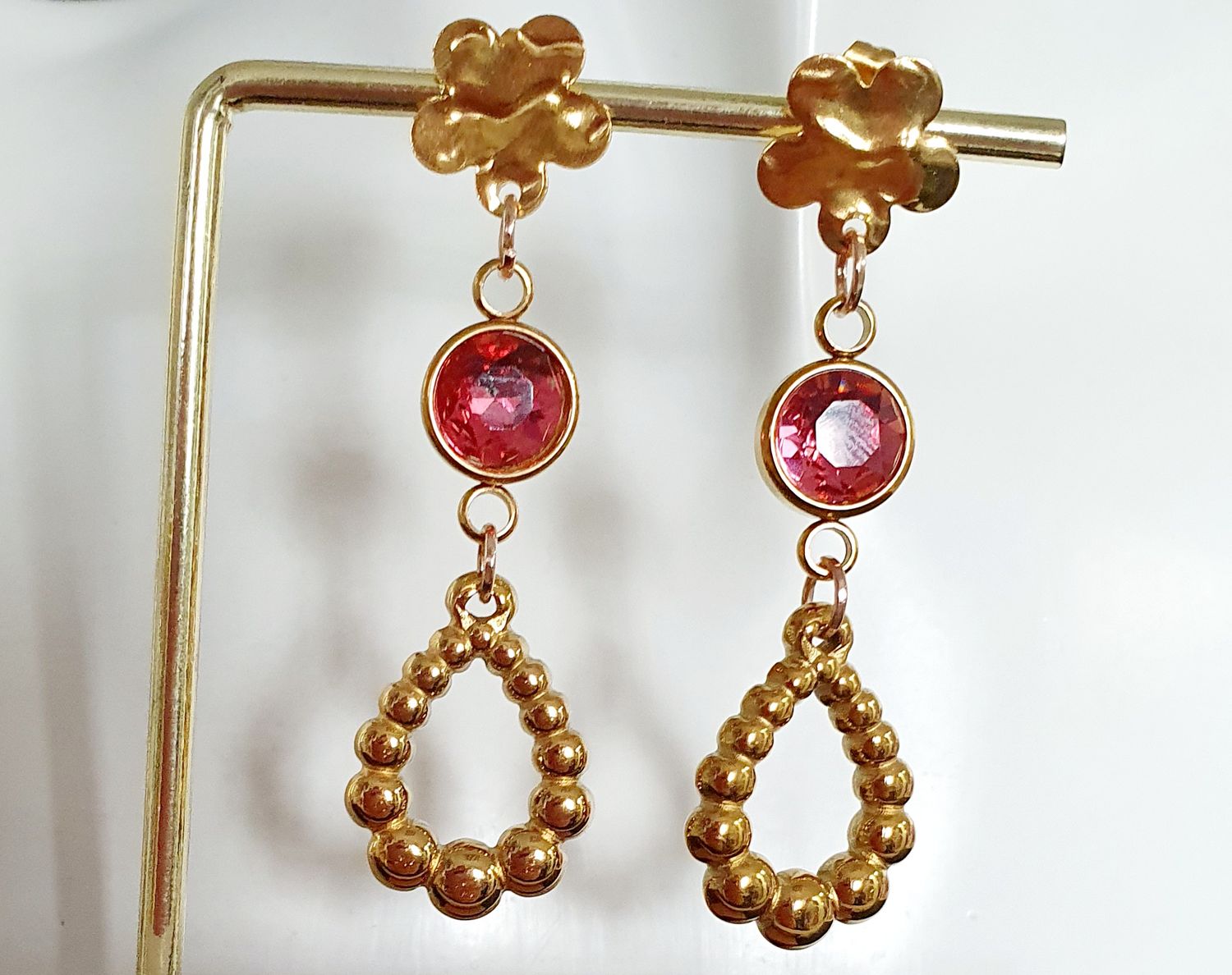 🌸🌸 Boucles d&#39;oreilles fleurs dorées. Cristal rose et gouttes perlées. Création artisanale. Modèle unique.