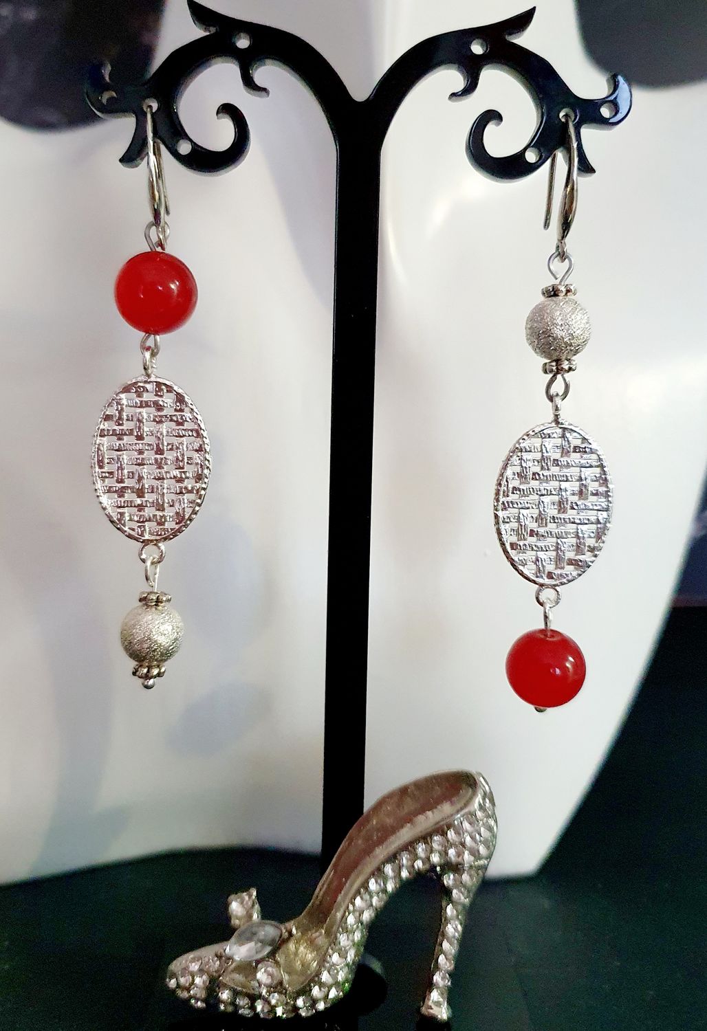 💖 Chic et glamour 💖 Boucles d&#39;oreilles dépareillées, plaquées argent 925. Perles en verre rouge cerise 🍒 Création artisanale. Modèle unique.