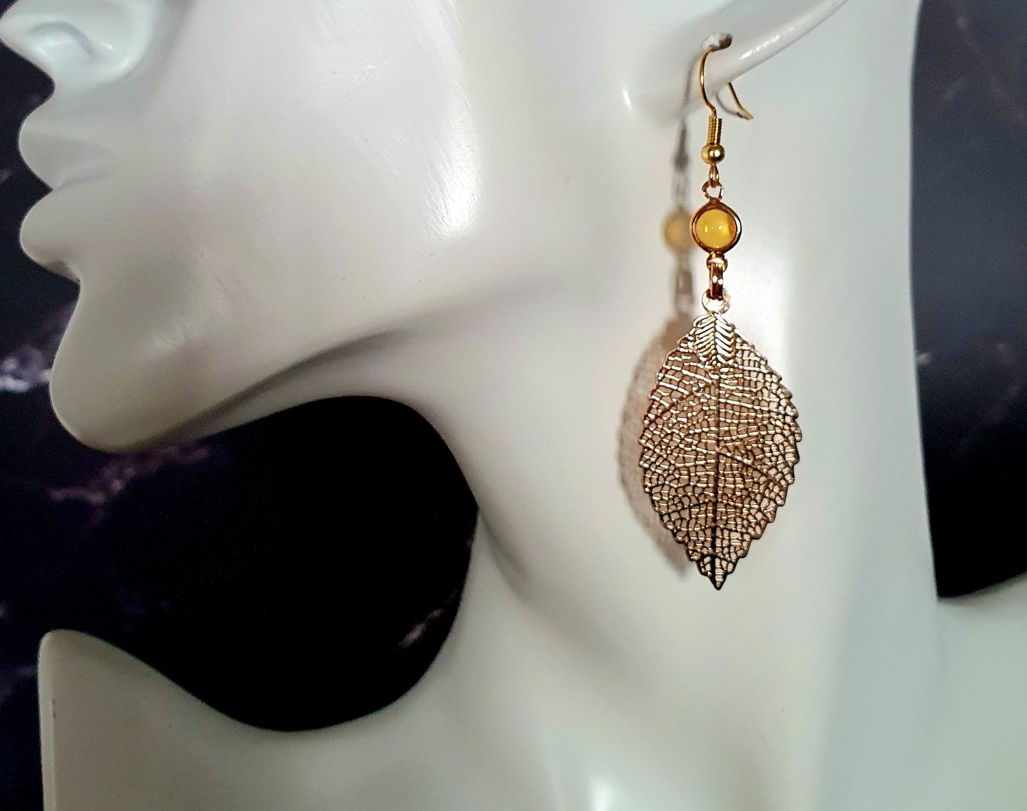 🍂 COLLECTION AUTOMNE 🍂 Boucles d&#39;oreilles feuilles filigranes en acier doré inoxydable. Petites perles en verre jaune. Création artisanale. Modèle unique.