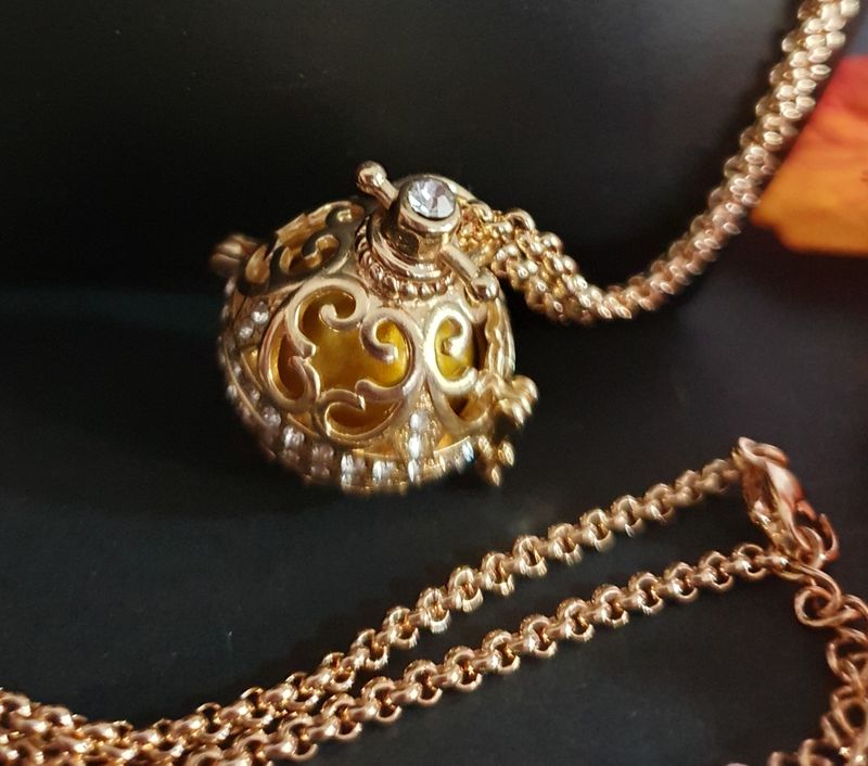 💝 Belle idée cadeau pour une future maman 💝 Le Bola est un bijou qui repose sur son ventre et émet un joli son pour apaiser le bébé in utéro. C&#39;est un véritable lien entre la maman et son bébé 🤗😍