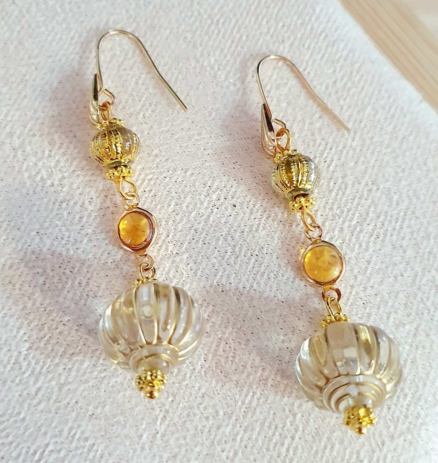 💖 Boucles d&#39;oreilles lanternes transparentes et dorées. Création artisanale. Exemplaire unique.