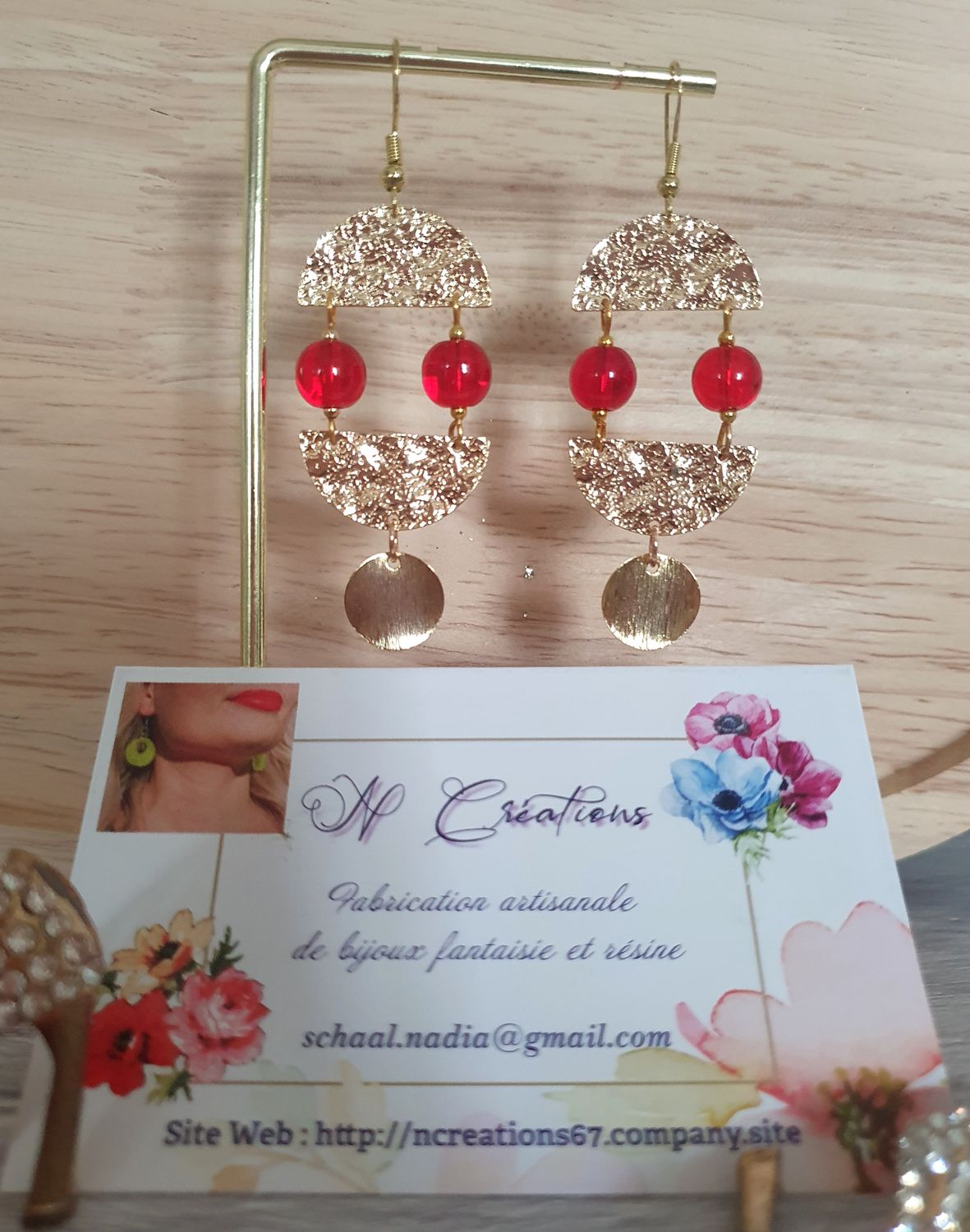 🍒 Ravissantes boucles d&#39;oreilles demie-lunes en acier martelé plaqué or. Perles en verre rouge cerise translucide. Création artisanale. Exemplaire unique.