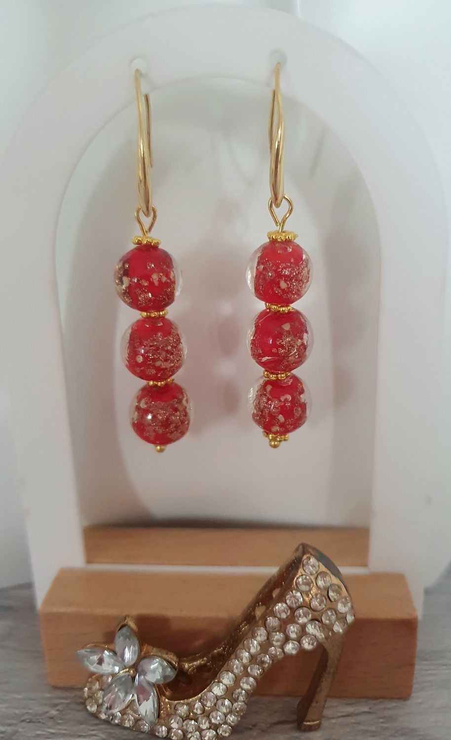 🌺 Boucles d&#39;oreilles dorées. 3 perles de verre Lampwork rouges et scintillantes. Création artisanale. Exemplaire unique.