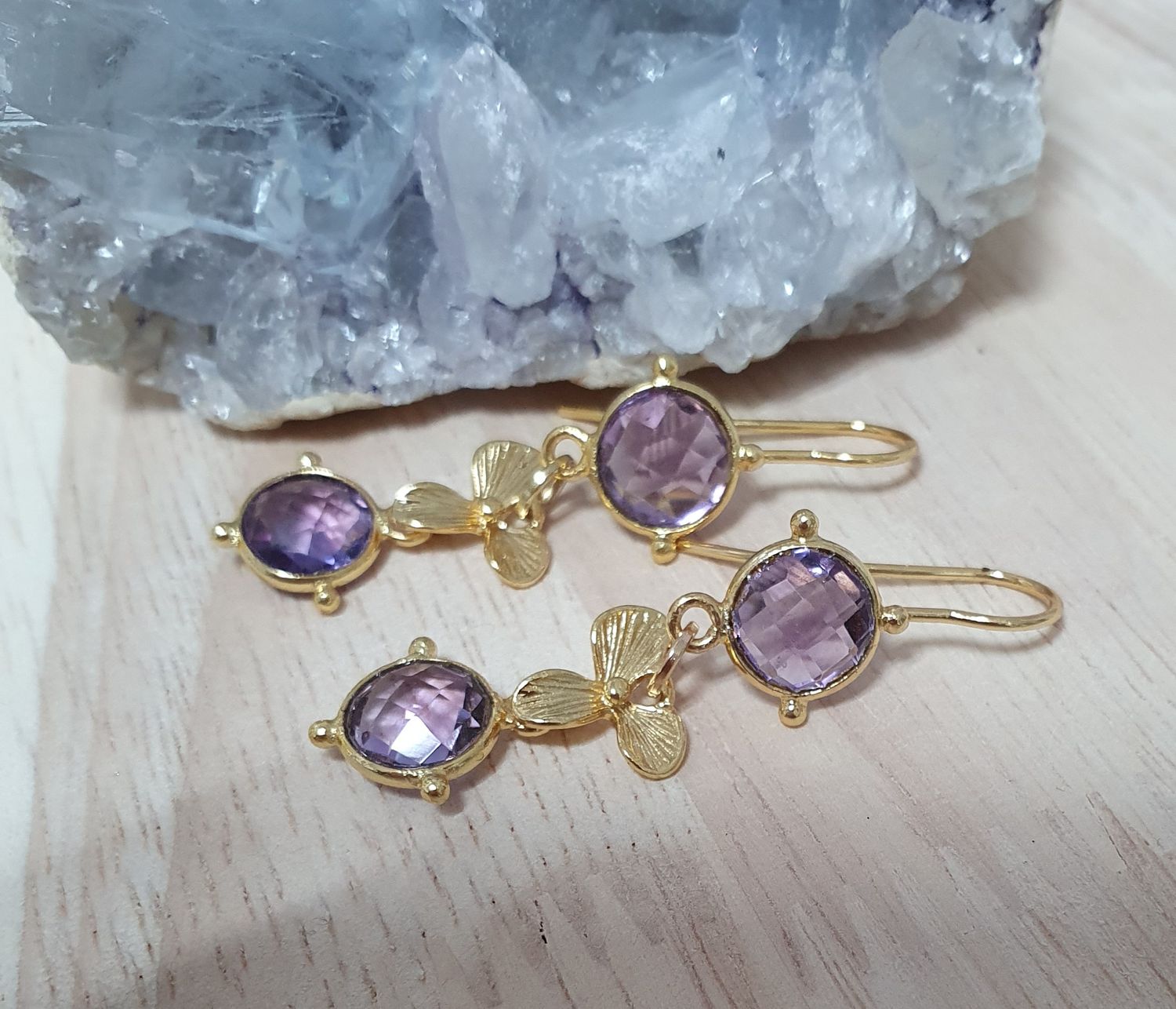 💜 AMÉTHYSTE 💜 🙏APAISEMENT/PROTECTION/ÉQUILIBRE 🙏 Boucles d&#39;oreilles Orchidées dorées à l&#39;or fin 24K Premium. Création artisanale. Exemplaire unique.
