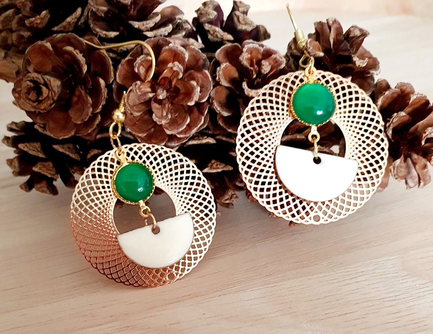 💚 Rafinées et élégantes boucles d&#39;oreilles filigranes dorées. Onyx vert et sequins émail blanc. Création artisanale. Exemplaire unique.