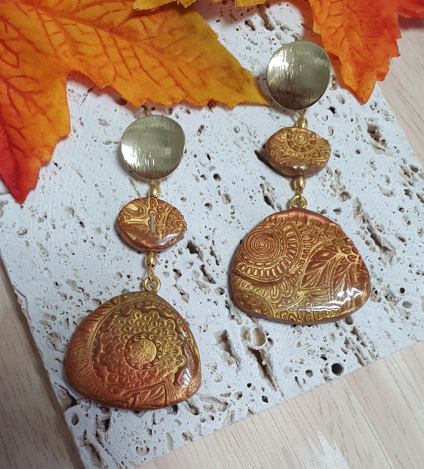 🍁 Boucles d&#39;oreilles automnales 🍁 Argile cuivrée résinée, motif végétal. Création artisanale. Exemplaire unique.