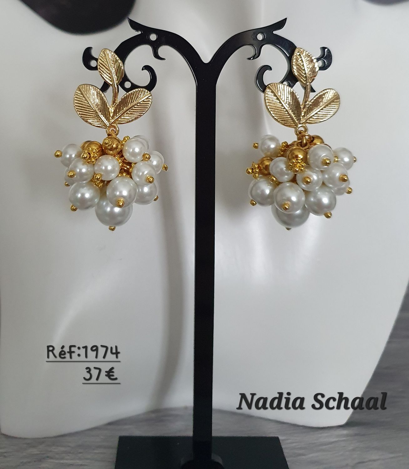 🤍 ALBA 🤍 Ravissantes boucles d&#39;oreilles dorées. Grappes de perles blanches nacrées. Entièrement montées à la main. Exemplaire unique