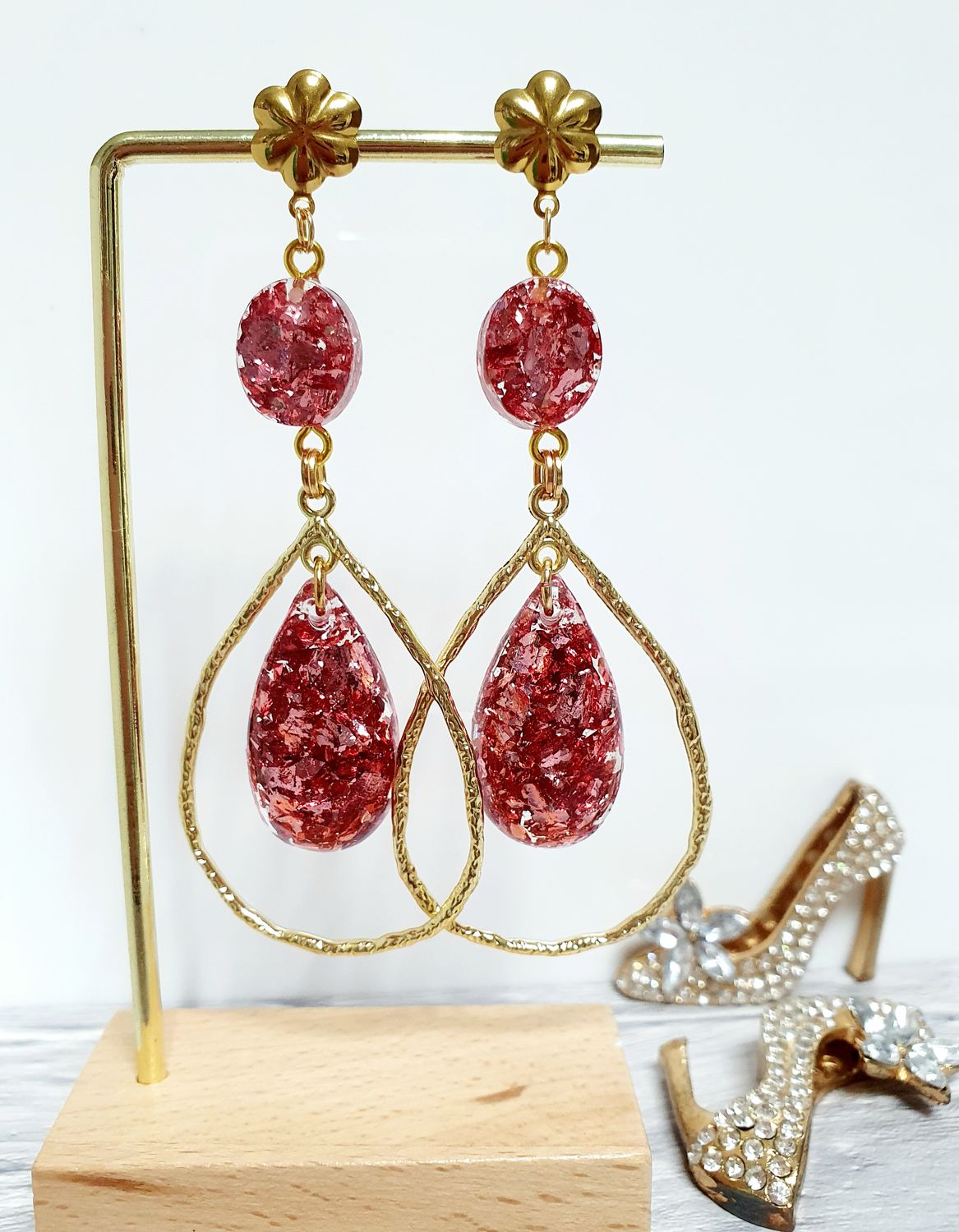 💖 Boucles d&#39;oreilles gouttes dorées. Résine transparente et feuilles roses froissées scintillantes. Idéales pour sublimer vos tenues de Fêtes 🎊🌟