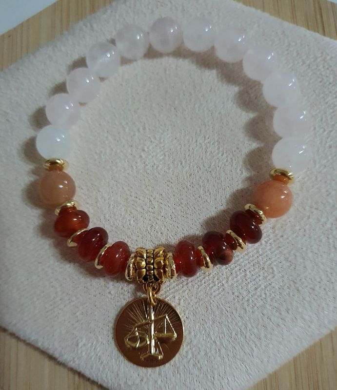 🌟 COLLECTION BRACELETS ASTRO 🌟 ♎️ BALANCE ♎️ Bracelet mixte extensible en QUARTZ ROSE/CORNALINE/PERLES DU SOLEIL Médaillon BALANCE doré à l'or fin 24K Premium.