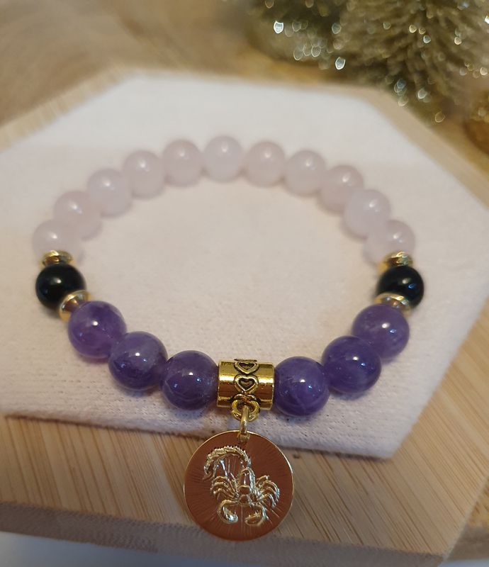🌟 COLLECTION BRACELETS ASTRO 🌟 ♏️ SCORPION ♏️ Bracelet mixte extensible en QUARTZ ROSE/AMÉTHYSTE/OBSIDIENNE DORÉE Médaillon SCORPION doré à l&#39;or fin 24K Premium.
