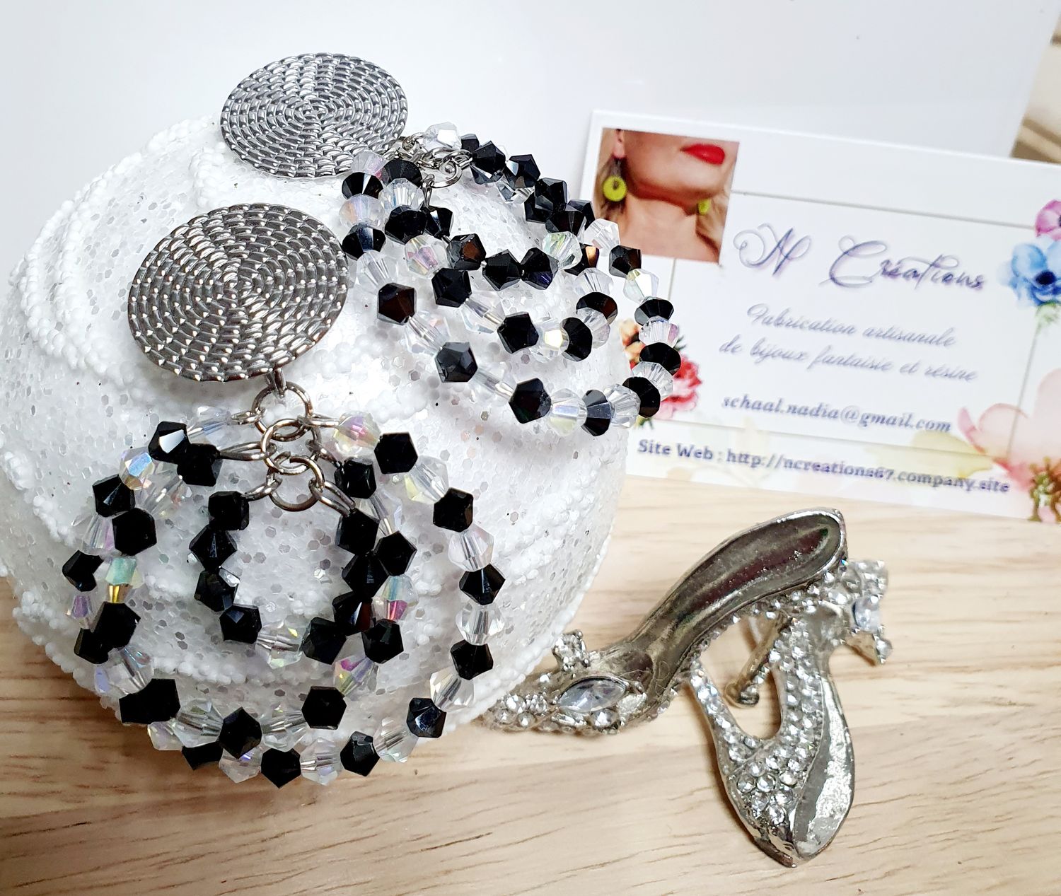 🎄🌟 COLLECTION BIJOUX DE FÊTES 🥳 NOIR/BLANC. Élégantes et scintillantes triples créoles argentées. Cristal noir et transparent. Pour sublimer vos tenues de Fêtes 🎊 🎄 Création artisanale.