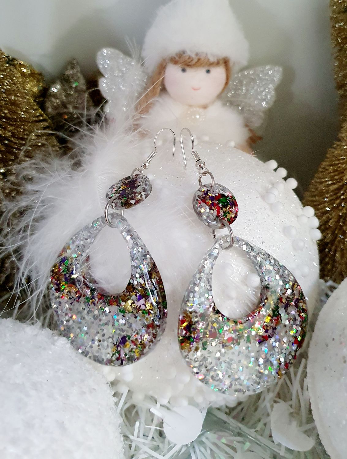🎄🌟 Boucles d&#39;oreilles gouttes ajourées. Résine transparente, paillettes froissées multicolores et argentées. Ultra légères à porter. Idéales pour sublimer vos tenues de Fêtes 👗🥳 🎊 Faites main.