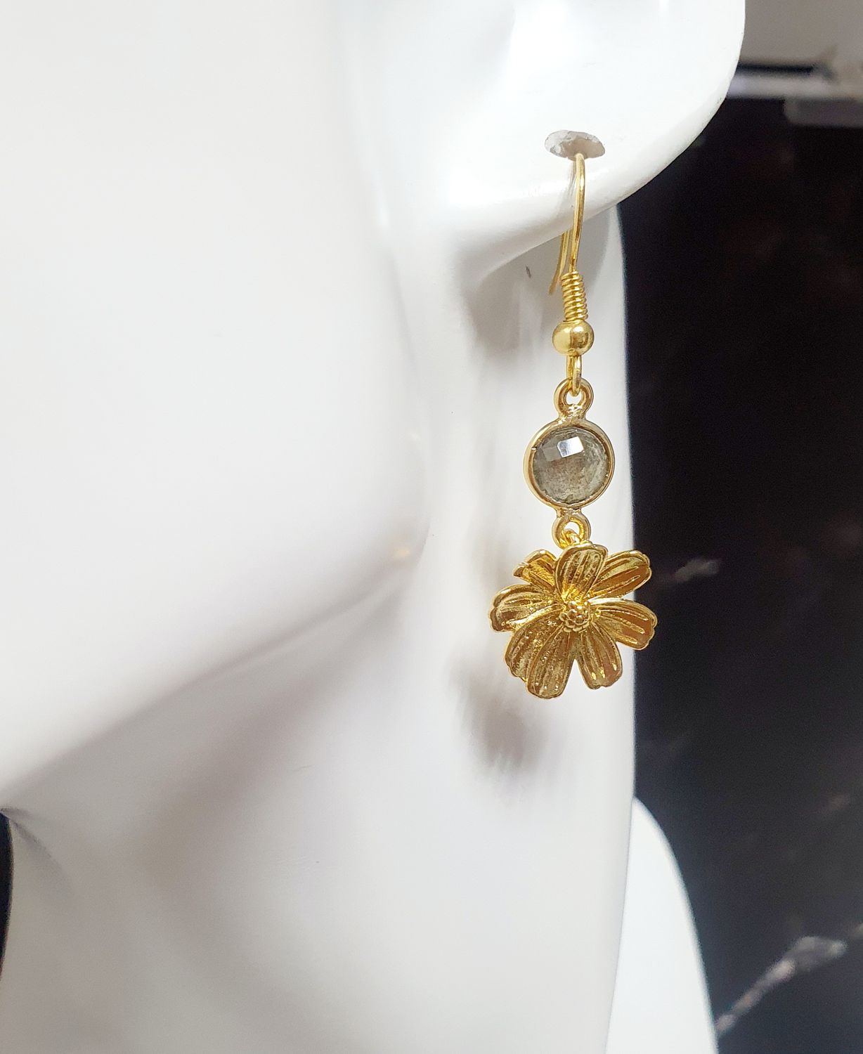 🌸🌸 Boucles d&#39;oreilles fleurs dorées à l&#39;or fin 24K Premium. Cabochons sertis, facettés en Labradorite. Création artisanale. Modèle unique.