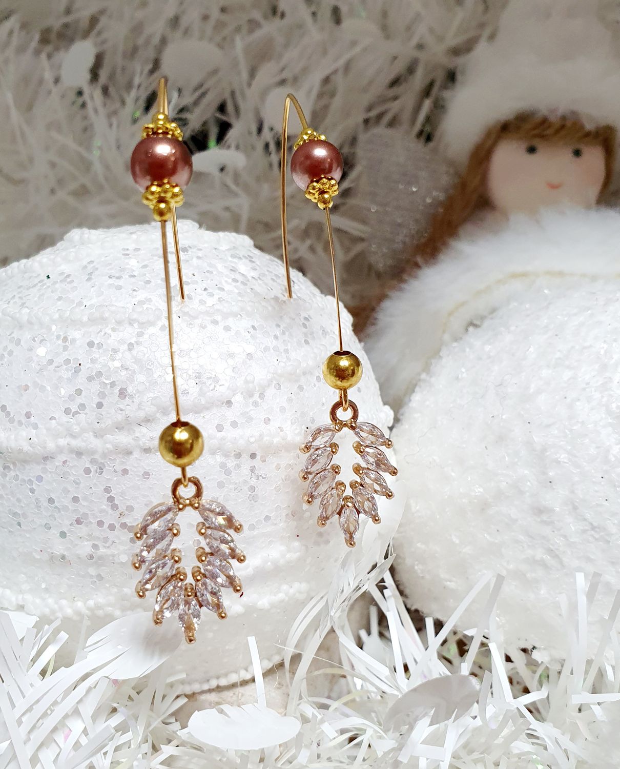 🌟 Délicates et festives 🎊 Boucles d&#39;oreilles dorées. Perles châtaignes irisées. Pendentifs feuilles serties de navettes de cristal. Création artisanale. Modèle unique.