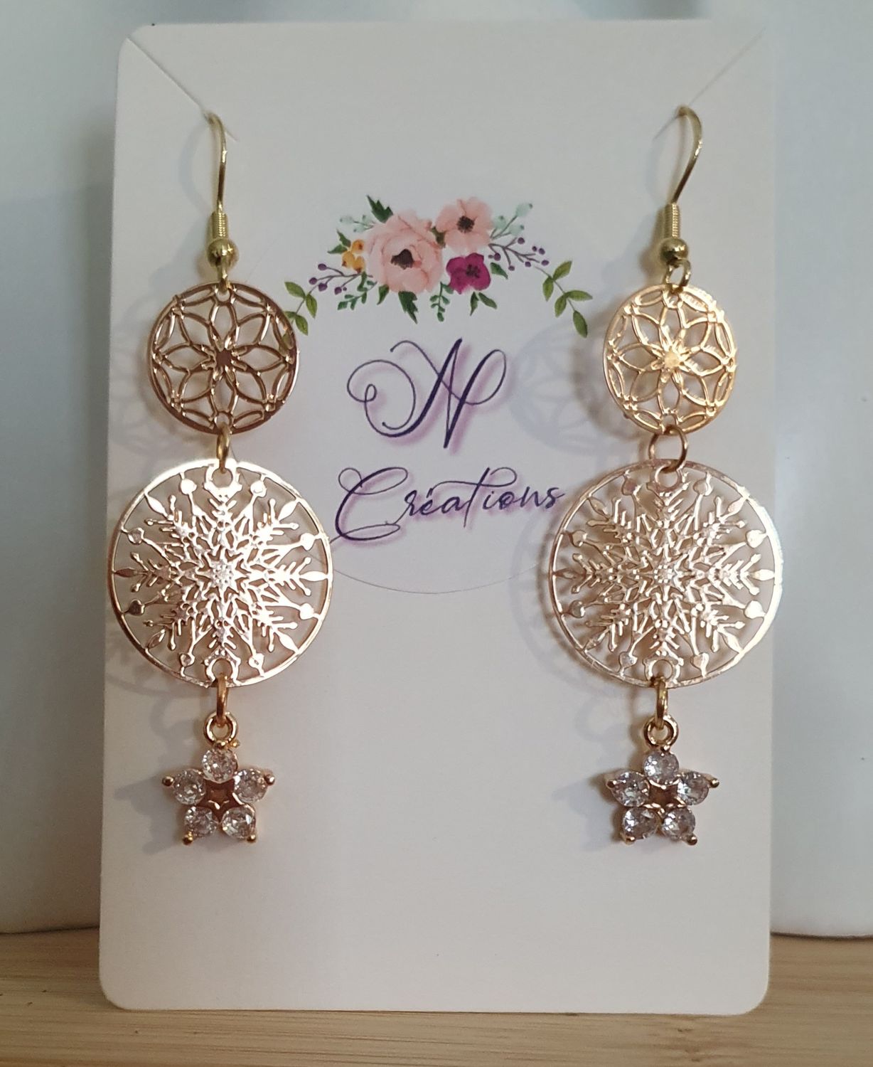 ❄️ Flocons de neige ❄️ Rafinées et élégantes. Boucles d&#39;oreilles en acier doré inoxydable. Pendentifs flocons et étoiles 🌟 🌟 en cristal. Création artisanale. Modèle unique