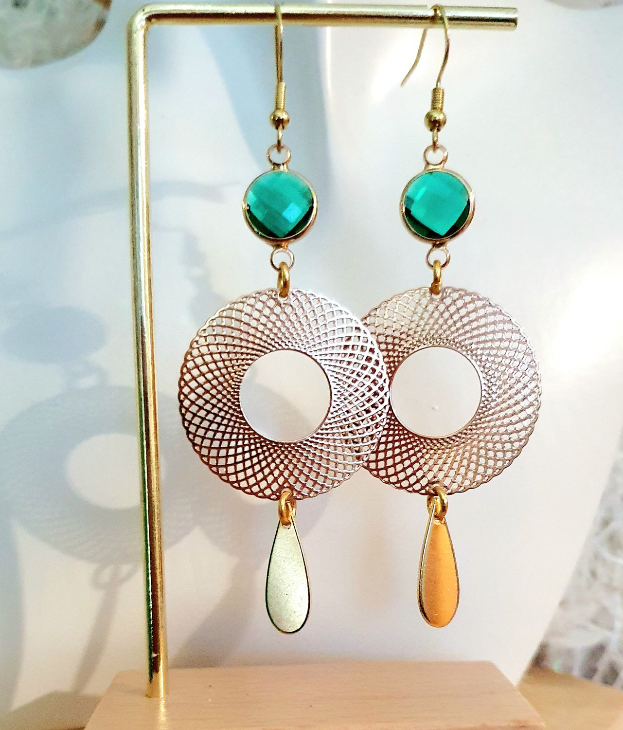 💚 Rafinées et élégantes 💚 Boucles d&#39;oreilles cercles filigranes, dorées. Cristal facetté serti vert émeraude. Création artisanale. Modèle unique.