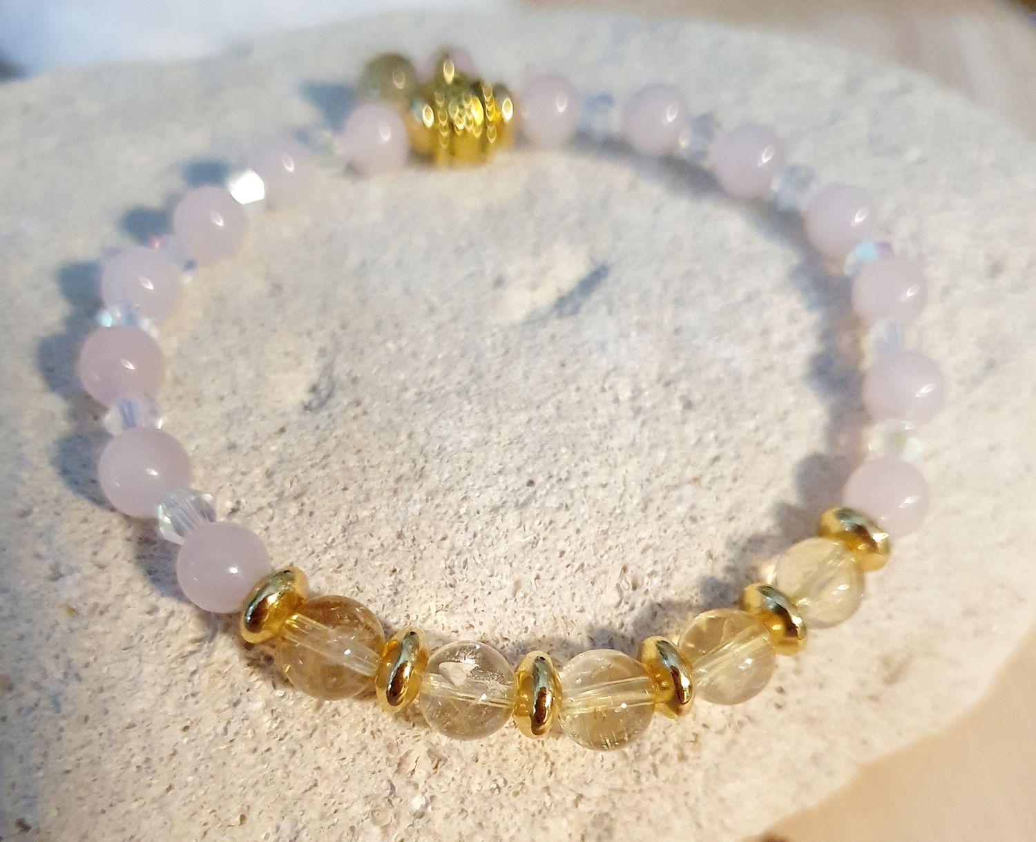 🙏 CITRINE/QUARTZ ROSE 🙏 BONHEUR/CHANCE🍀/ANTI-STRESS 🙏 Ravissant et délicat bracelet extensible T.standard 18,5cm (Personnalisable) Création artisanale. Modèle unique.
