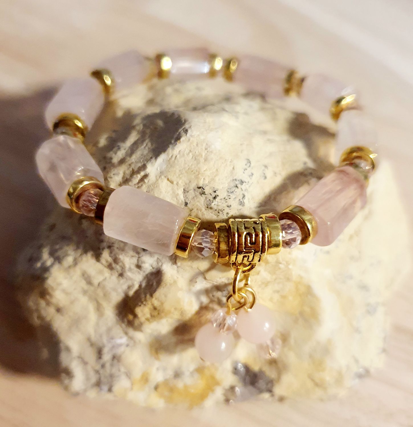 🙏 QUARTZ ROSE 🙏 TENDRESSE/PAIX/RÉCONFORT 🙏Bracelet extensible T.standard 18cm (Personnalisable) Perles colonnes et cristal rose. Création artisanale.