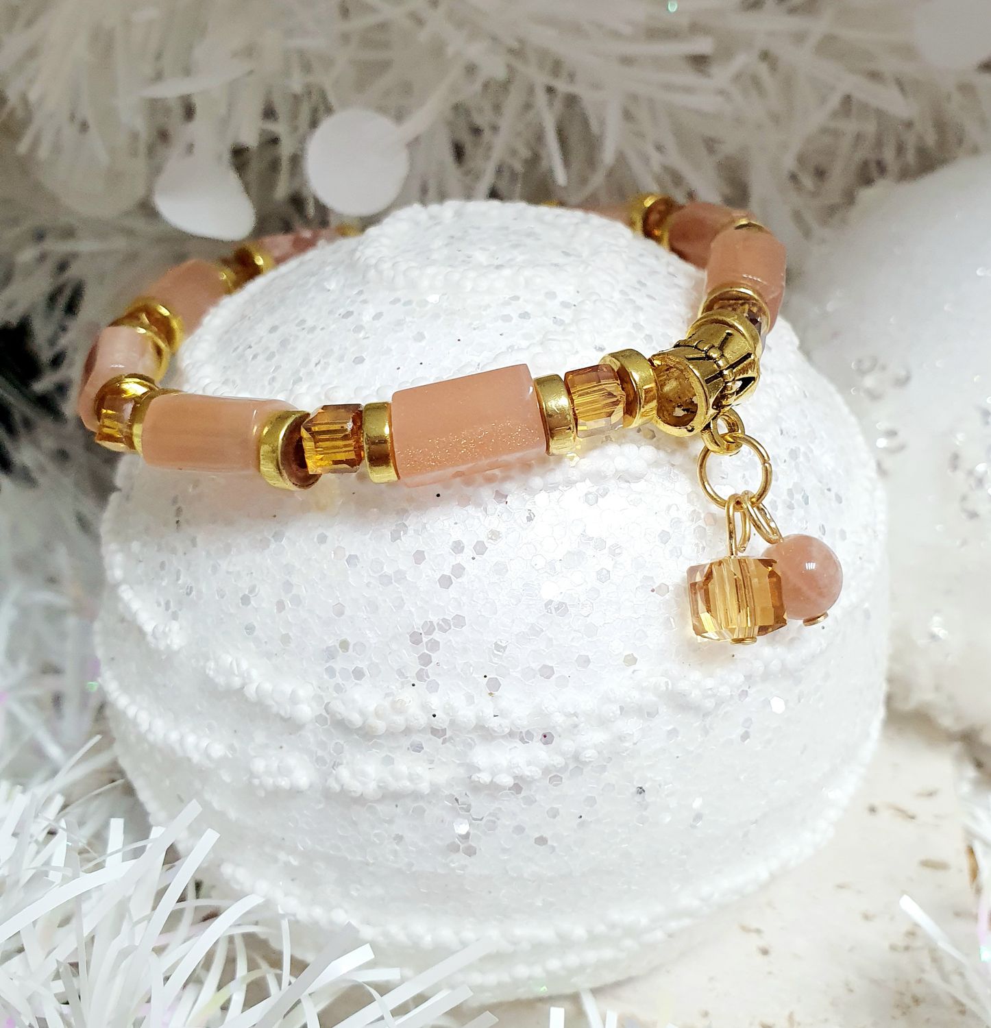 🙏 PIERRE DE SOLEIL 🙏GAIETÉ/CHANCE/CONFIANCE EN SOI 🙏 Bracelet extensible T.standard 18,5cm (Personnalisable) Perles colonnes en Pierre de Soleil ☀️ Cubes de cristal Champagne. Création artisanale.