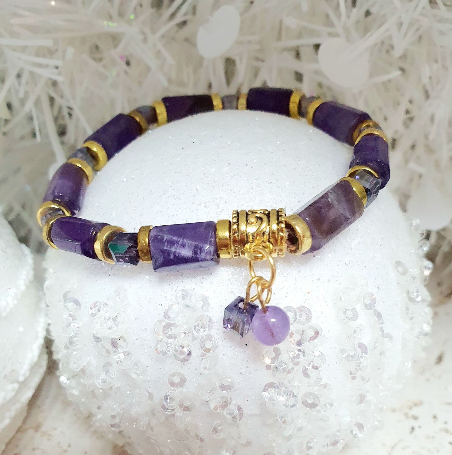 🙏 AMÉTHYSTE 🙏 SAGESSE/APAISEMENT/SANTÉ🙏 Bracelet extensible T.standard 18,5cm (Personnalisable) Perles colonnes en Améthyste. Cubesxde cristal mauves. Création artisanale.