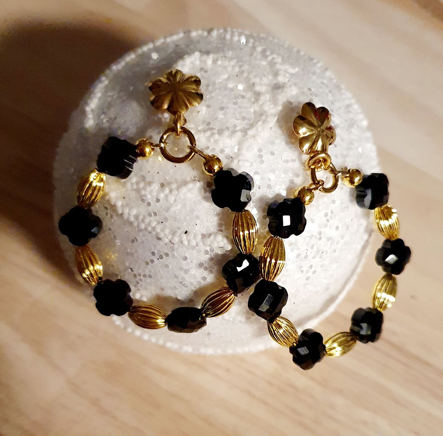 💛🖤 Élégance intemporelle du Noir et Or 💛🖤 Créoles dorées Trèfles en cristal noir et perles olives striées dorées. Création artisanale. Modèle unique.