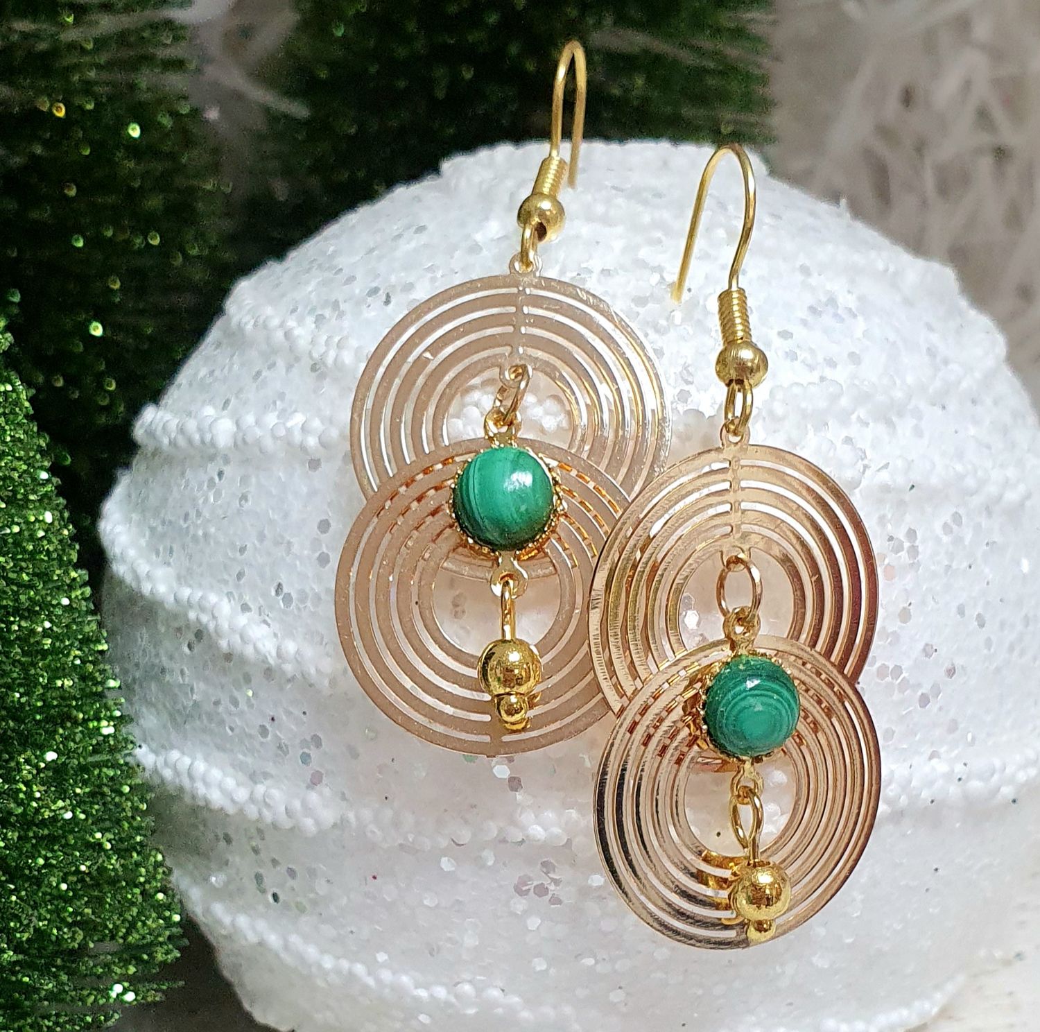 💚 Boucles d&#39;oreilles en acier doré inoxydable. Cabochons en Malachite et billes dorées. Création artisanale. Modèle unique.