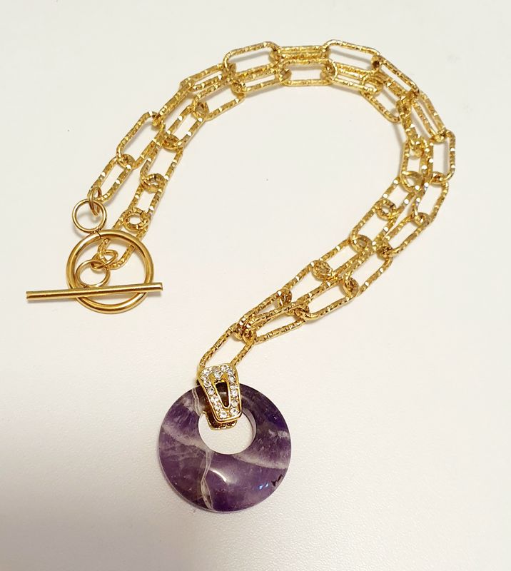 💜 AMÉTHYSTE 💜 Magnifique collier tendance. Mailles rectangles en acier inoxydable 304 doré. Pendentif donut en véritable Améthyste de haute qualité. Bélière strass. Modèle unique.