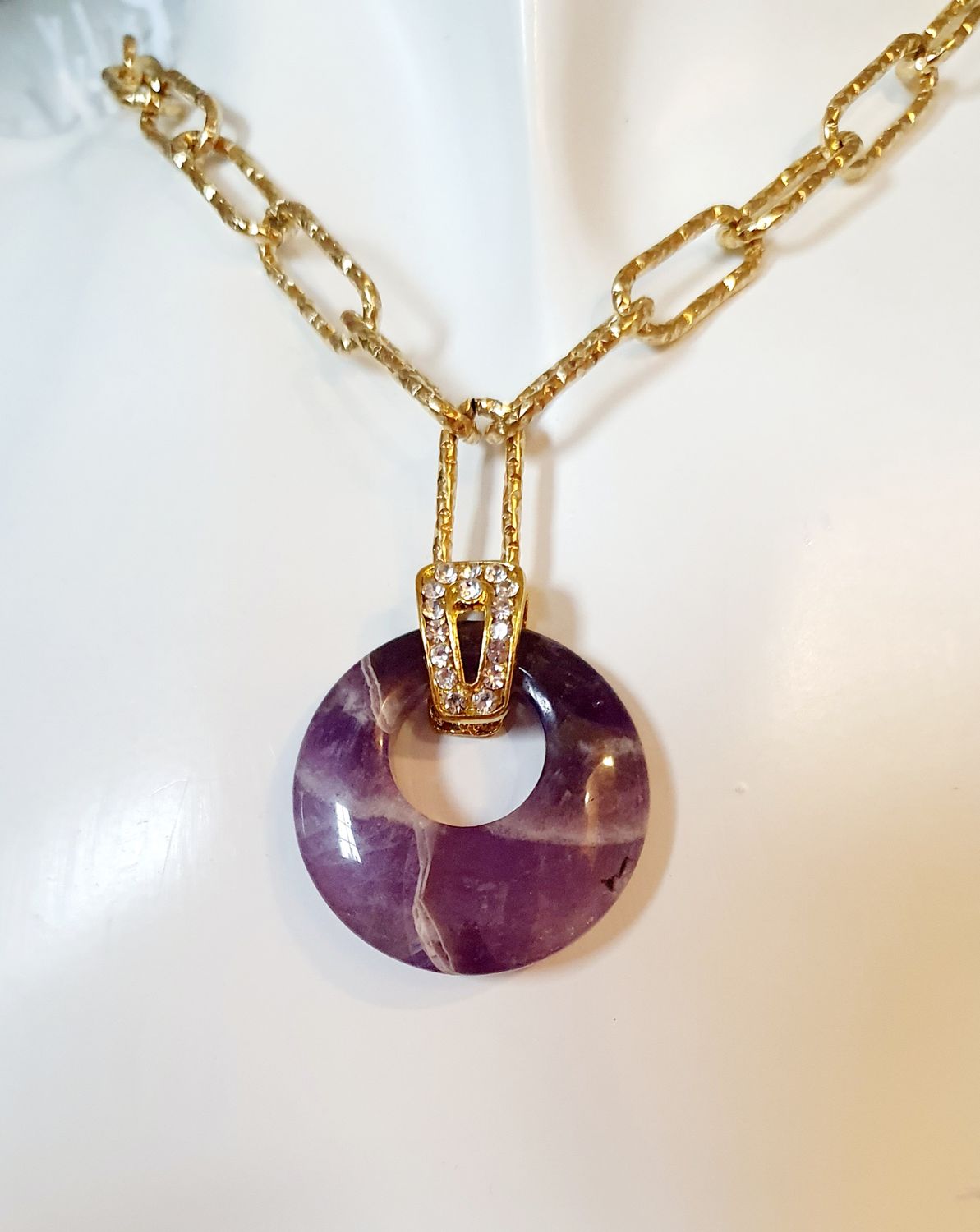 💜 AMÉTHYSTE 💜 Magnifique collier tendance. Mailles rectangles en acier inoxydable 304 doré. Pendentif donut en véritable Améthyste de haute qualité. Bélière strass. Modèle unique.
