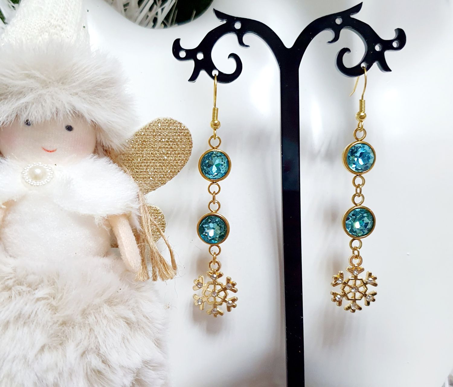 ❄️ Boucles d&#39;oreilles scintillantes 🌟flocons de neige ❄️ Cristal facetté bleu azur. Création artisanale. Modèle unique.