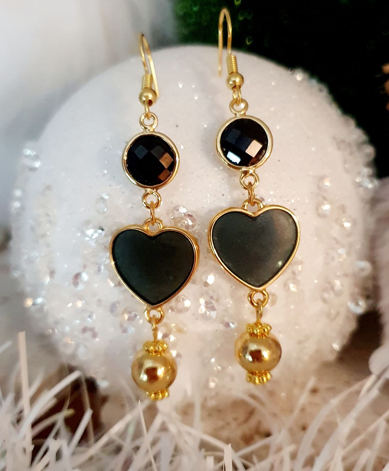 🙏 SPINELLE 🙏 Pierre puissante contre les énergies négatives. Boucles d&#39;oreilles Spinelle noire facettée. Cœurs vitraux translucides noirs. Perles dorées à l&#39;or fin 24K Premium. Création artisanale.