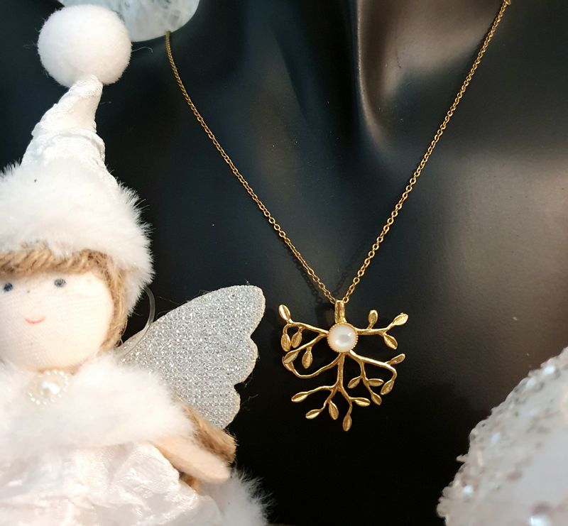 🌿 Délicat et élégant. Collier végétal doré à l&#39;or fin 24K Premium. Cabochon en véritable nacre blanche de haute qualité. Chaînette 45cm/40cm/35cm.en acier doré inoxydable.