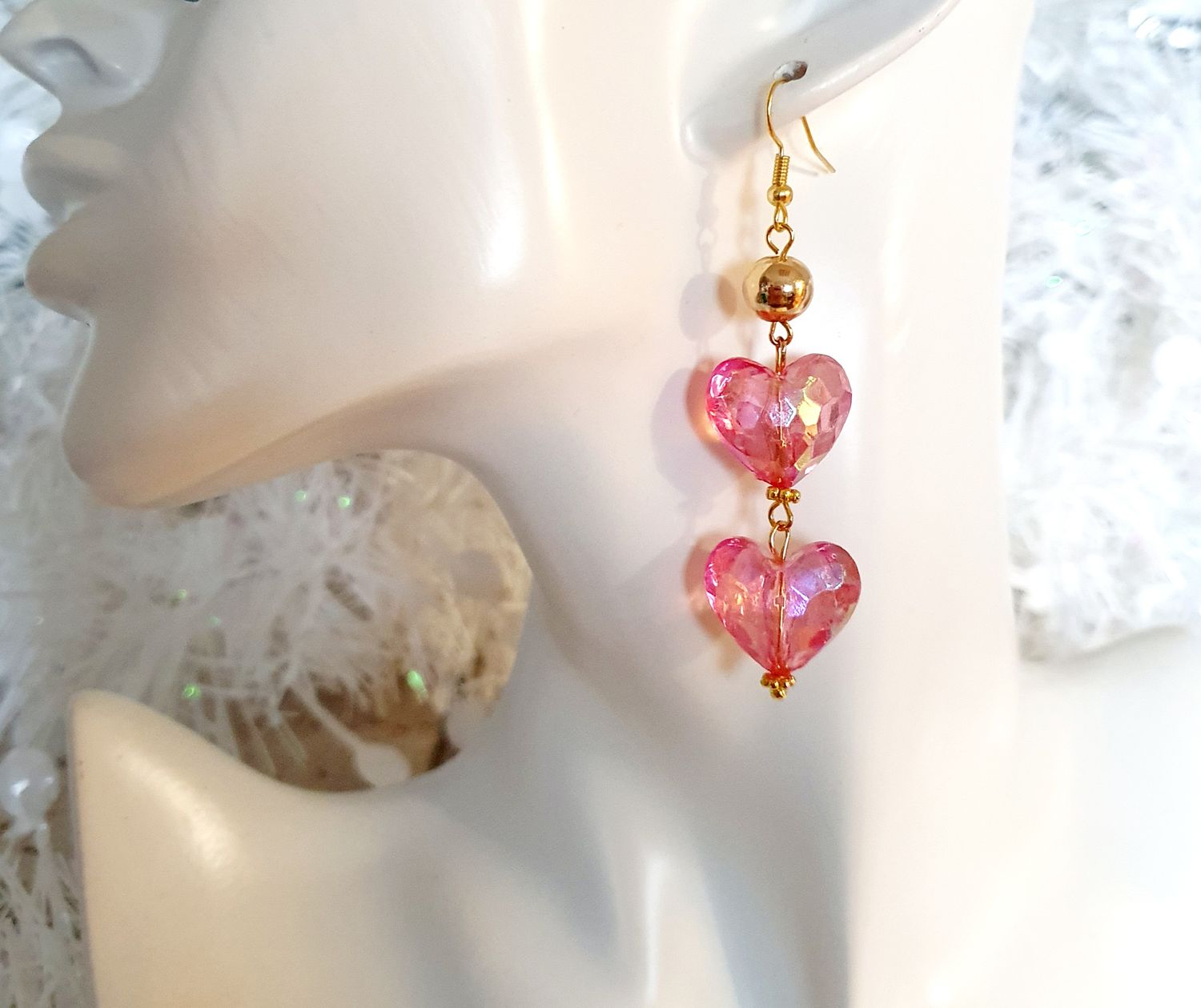 💝💝 Scintillantes et festives ✨️ Ravissantes boucles d&#39;oreilles coeurs facettés roses. Perles en Hématite dorée. Création artisanale. Modèle unique.