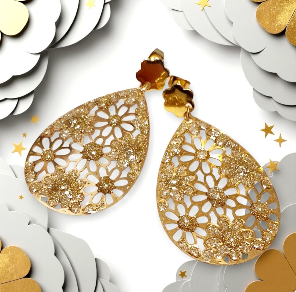 🤩 Magnifiques boucles d&#39;oreilles gouttes dorées. Fleurs délicatement ciselées 🌼🌼 Résine et poudre d&#39;or. Création artisanale.
