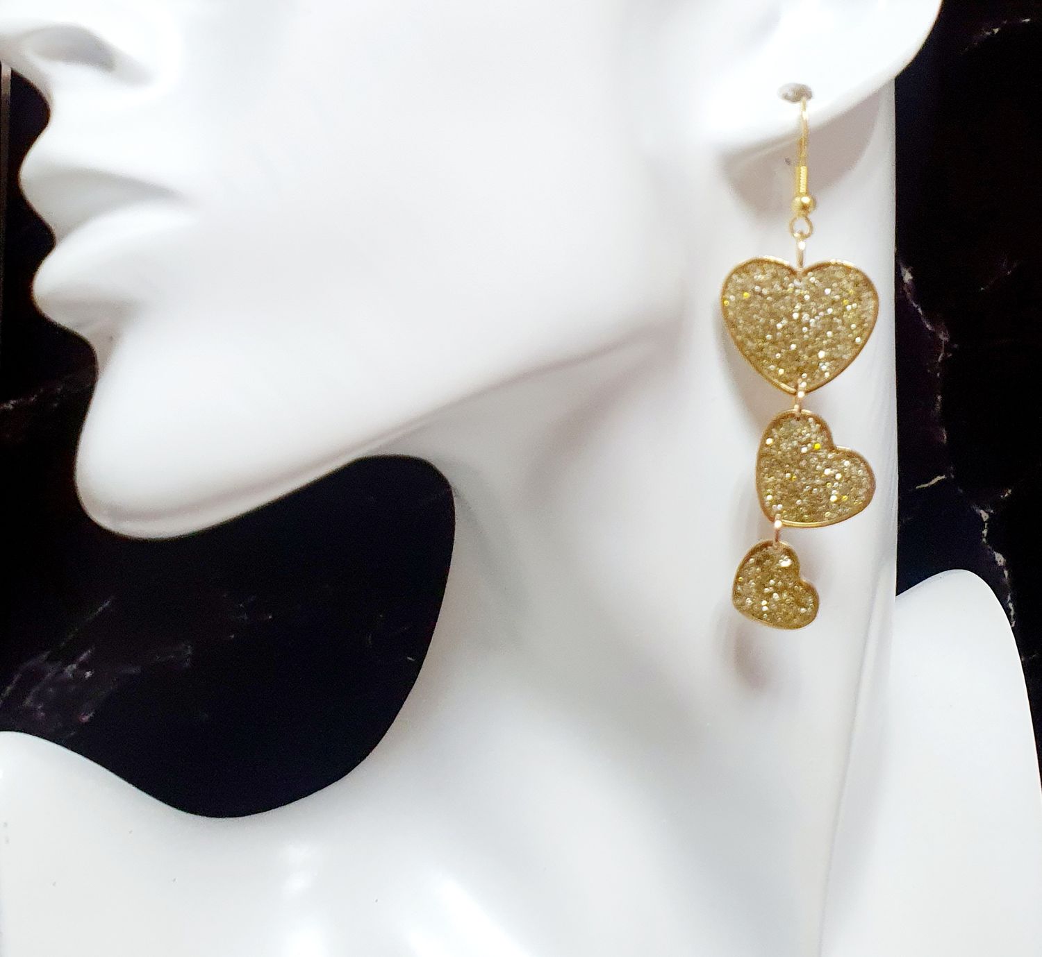 💛 Boucles d&#39;oreilles cascade de 3 cœurs dorés. Résine et poudre d&#39;or. Très légères à porter. Création artisanale. Modèle unique.
