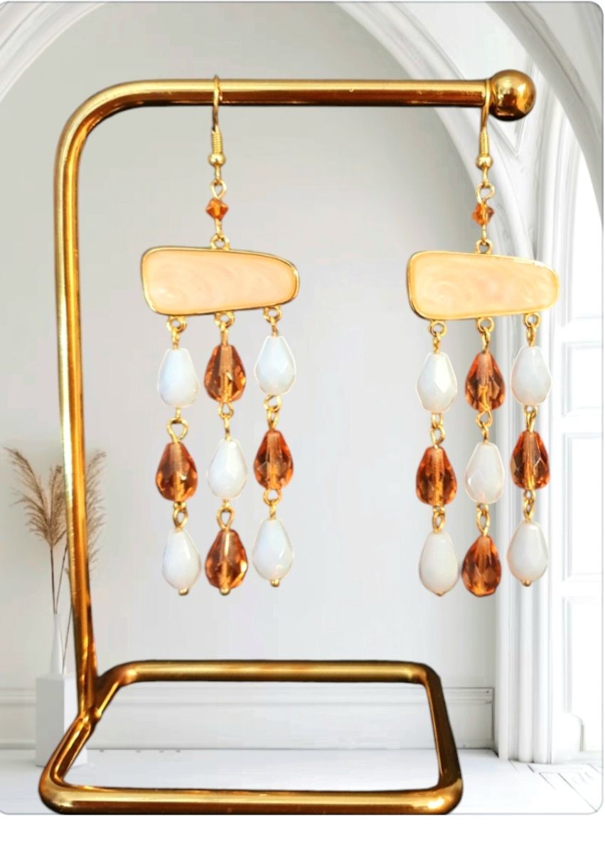 💝 Boucles d&#39;oreilles chandeliers rectangles, nacrées. Perles de Bohême gouttes pêche et blanc opaline. Dorées à l&#39;or fin 24K Premium. Création artisanale.