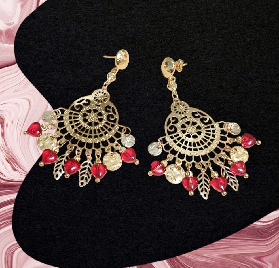 💖 BOHÊME 💖 Boucles d&#39;oreilles chandeliers filigranes en acier doré inoxydable. Petits cœurs en verre rouge. Création artisanale. Modèle unique.