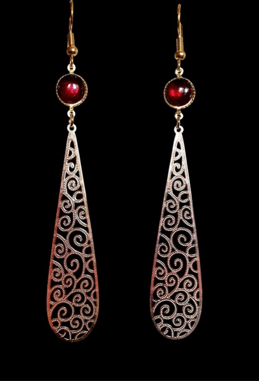 💄 GRENAT  💋 Élégance et raffinement. Boucles d&#39;oreilles gouttes filigranes dorées. Cabochons sertis en véritable Grenat. Modèle unique.