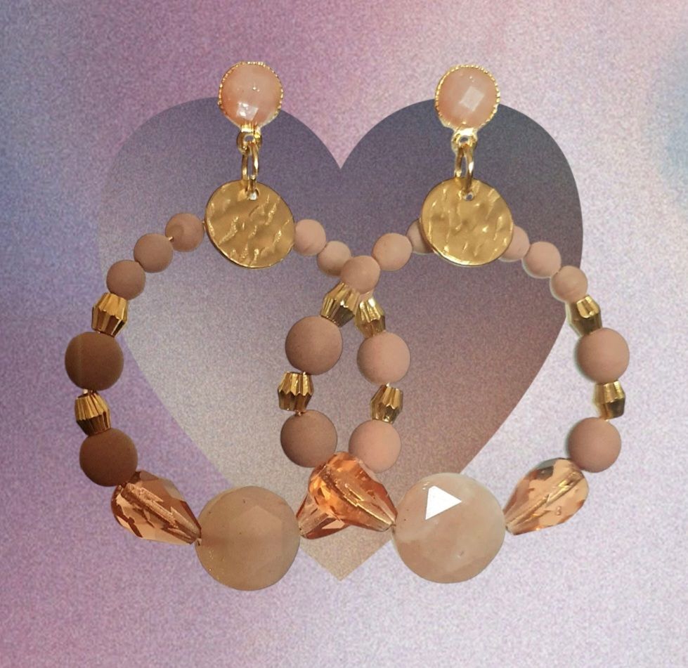 🌜 Pierre de Lune 🌛 Créoles aux couleurs tendance. Perles mates cacao clair. Gouttes en cristal, ambrées. Perles plates facettées en Pierre de Lune Feldspath. Création artisanale. Modèle unique.