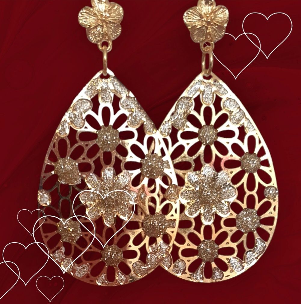 🌼 Bucoliques 🌼 Florales et romantiques boucles d&#39;oreilles gouttes filigranes en acier doré inoxydable. Résine et poudre d&#39;or. Création artisanale. Modèle unique.