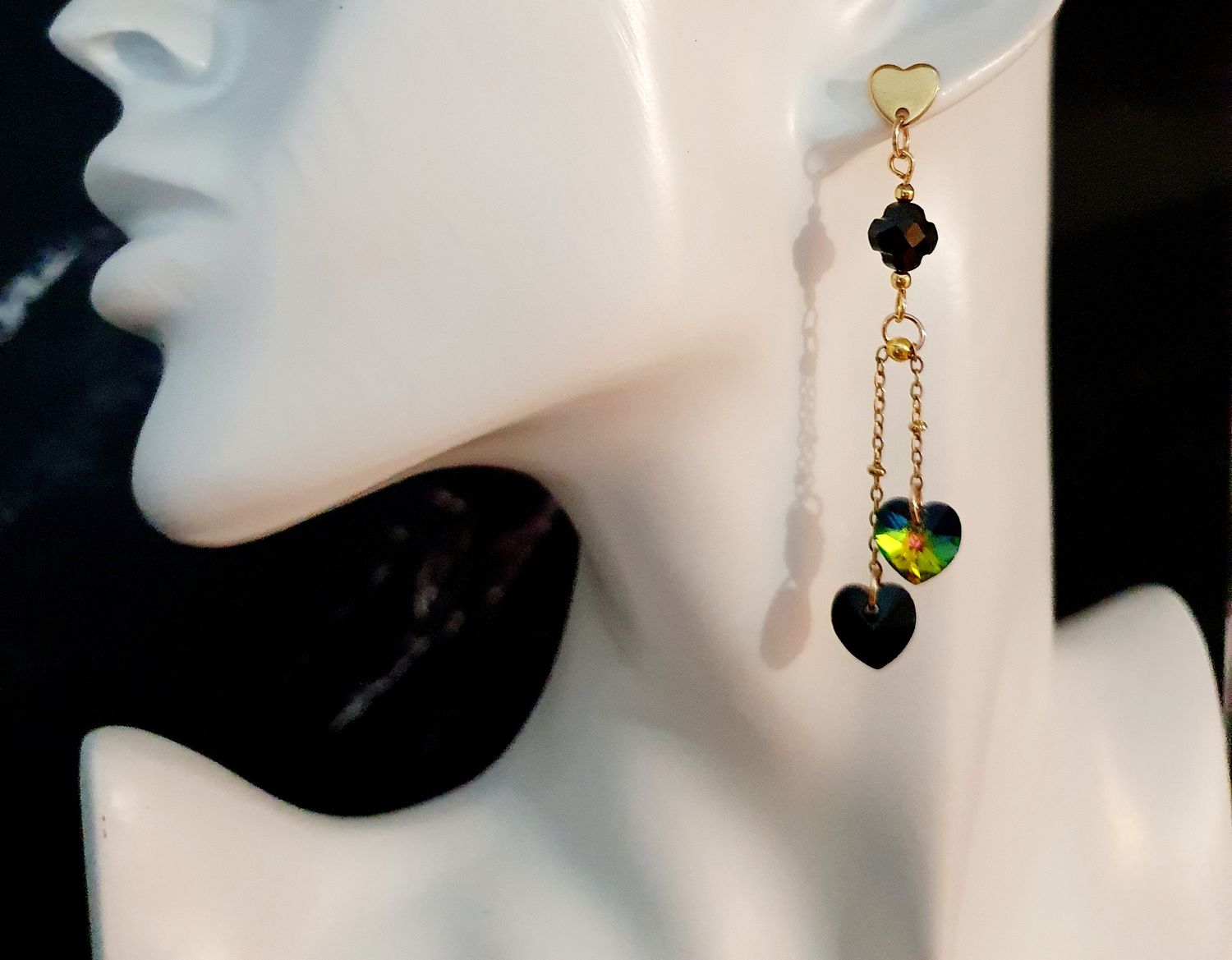 💖 Délicates et scintillantes 💖 Boucles d&#39;oreilles dorées. Petits cœurs en cristal Swarovsky noir et vitrail. Création artisanale. Modèle unique.