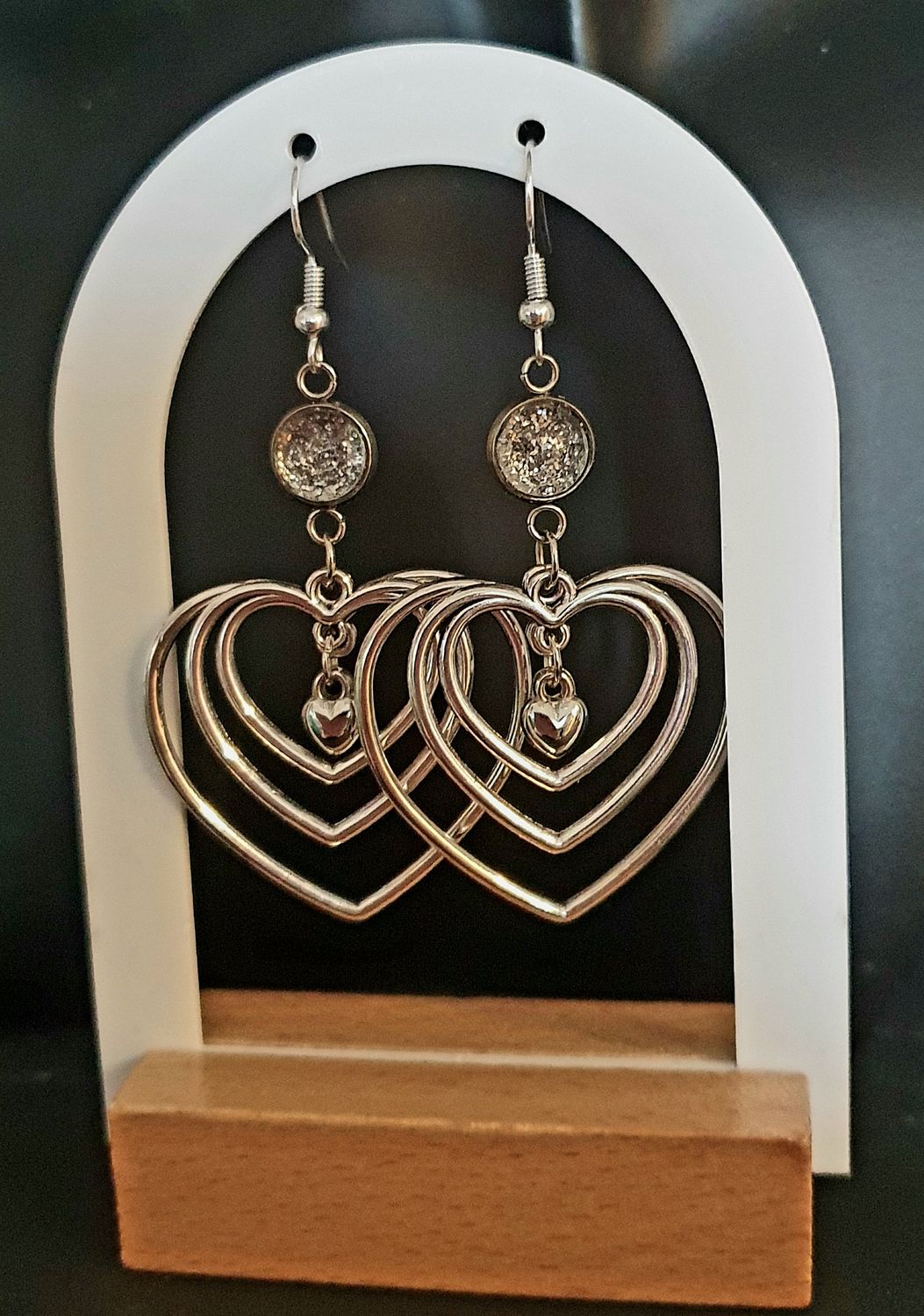 💖 Boucles d&#39;oreilles triples cœurs argentés. Connecteurs résine et poudre d&#39;argent. Création artisanale. Modèle unique.