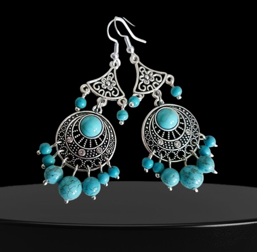 💃 BOHÊME 💃 Boucles d&#39;oreilles chandeliers argentées. Perles turquoises et petits strass. Création artisanale. Modèle unique.