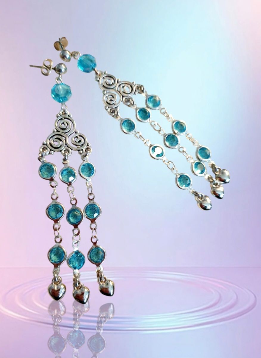 💙 AZUR 💙 Boucles d&#39;oreilles Bohême en acier inoxydable. Chaînettes de perles en cristal bleu azur. Breloques petits cœurs argentés. Création artisanale. Modèle unique.