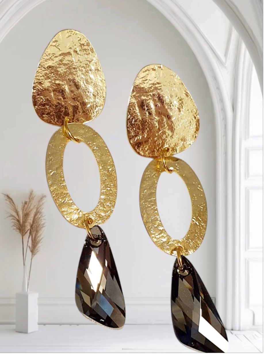 💖 Elégantes et rafinées 💖 Boucles d&#39;oreilles dorées à l&#39;or fin 24K Premium. Connecteurs ovales. Pendentifs ailes en cristal autrichien silver night. Création artisanale. Modèle unique.