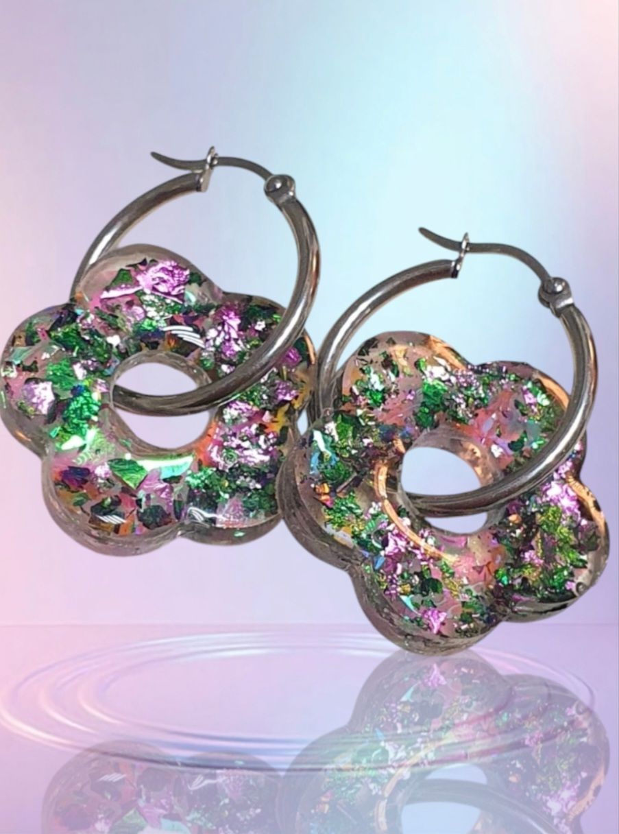 💖 Créoles acier inoxydable. Fleurs 🌸🌸 en résine transparente et feuilles holographiques froissées aux reflets changeants selon la lumière. Création artisanale.