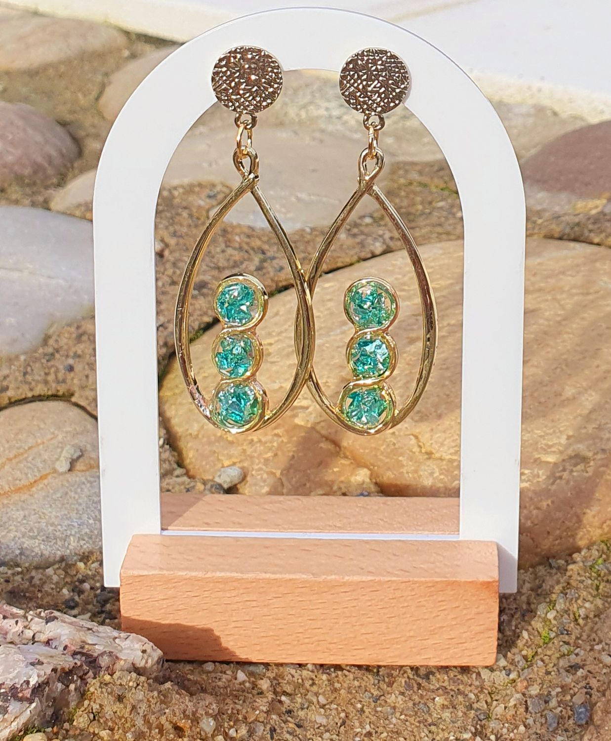 💙 Boucles d&#39;oreilles gouttes en acier doré inoxydable. Cabochons en résine et pépites de métal, turquoises. Création artisanale. Modèle unique.
